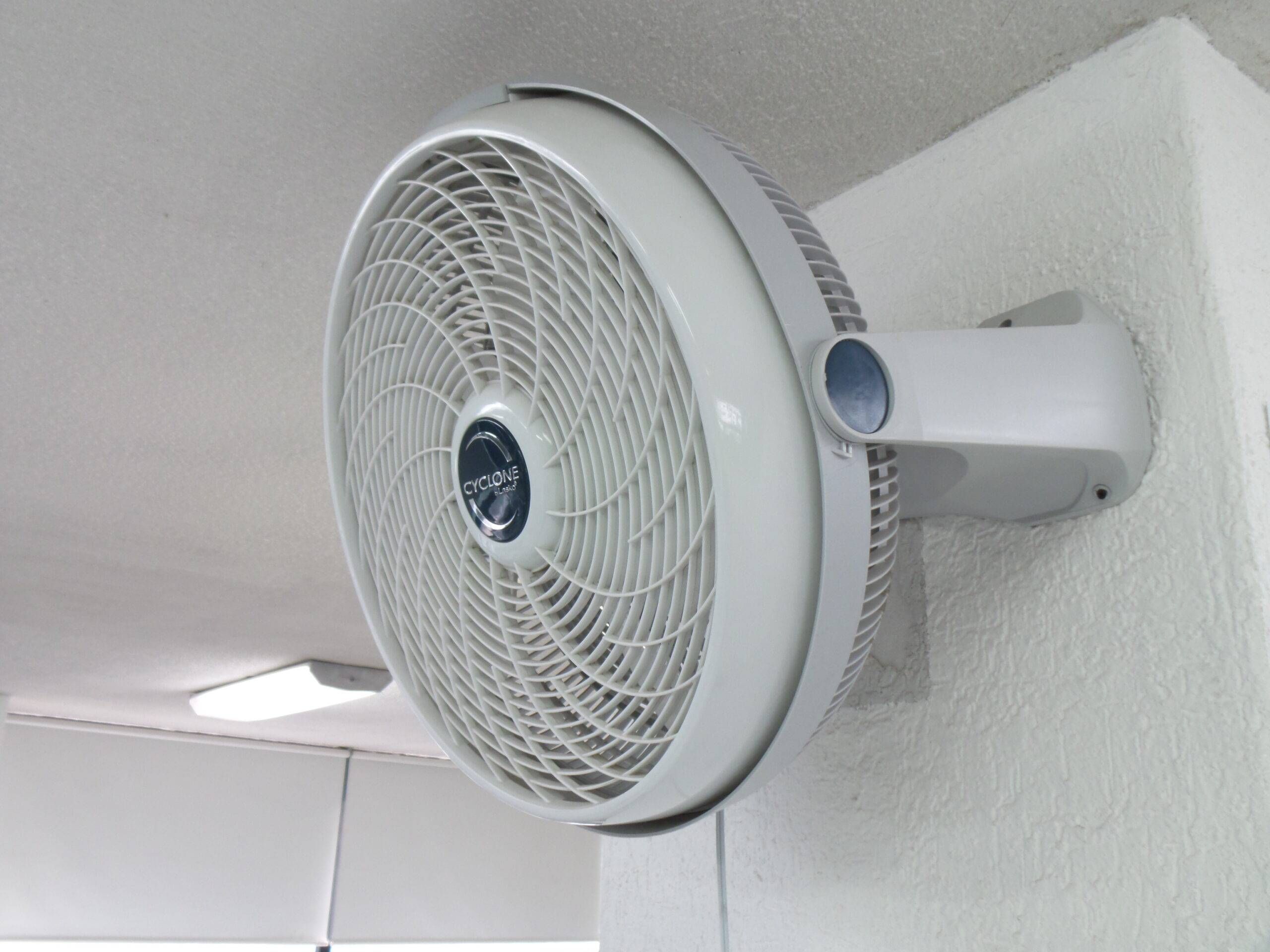 Lote 010 - 5 Ventiladores ( 4 blancos mismo modelo y un negro) - Imagen 4