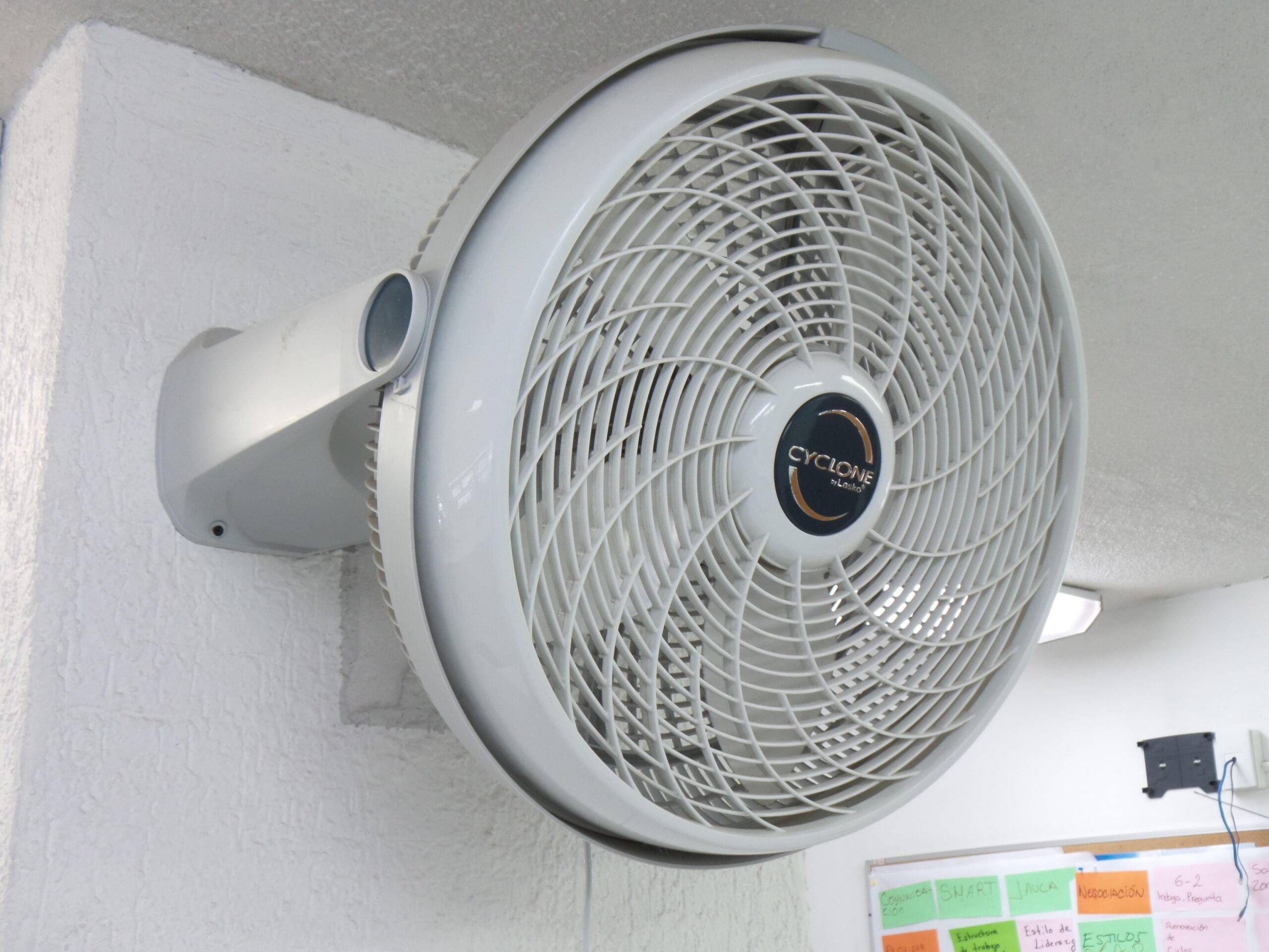 Lote 010 - 5 Ventiladores ( 4 blancos mismo modelo y un negro) - Imagen 5