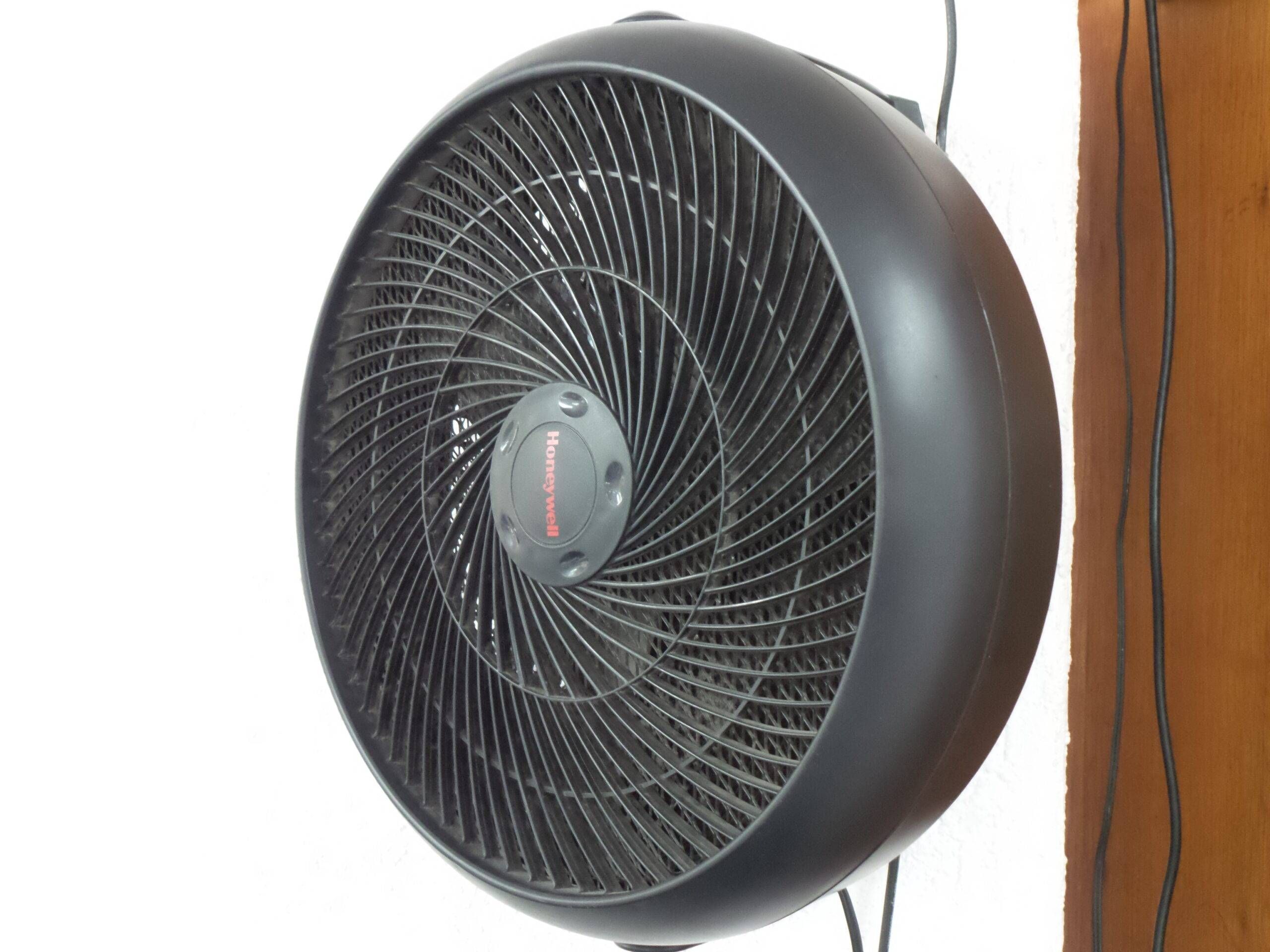 Lote 010 - 5 Ventiladores ( 4 blancos mismo modelo y un negro) - Imagen 6