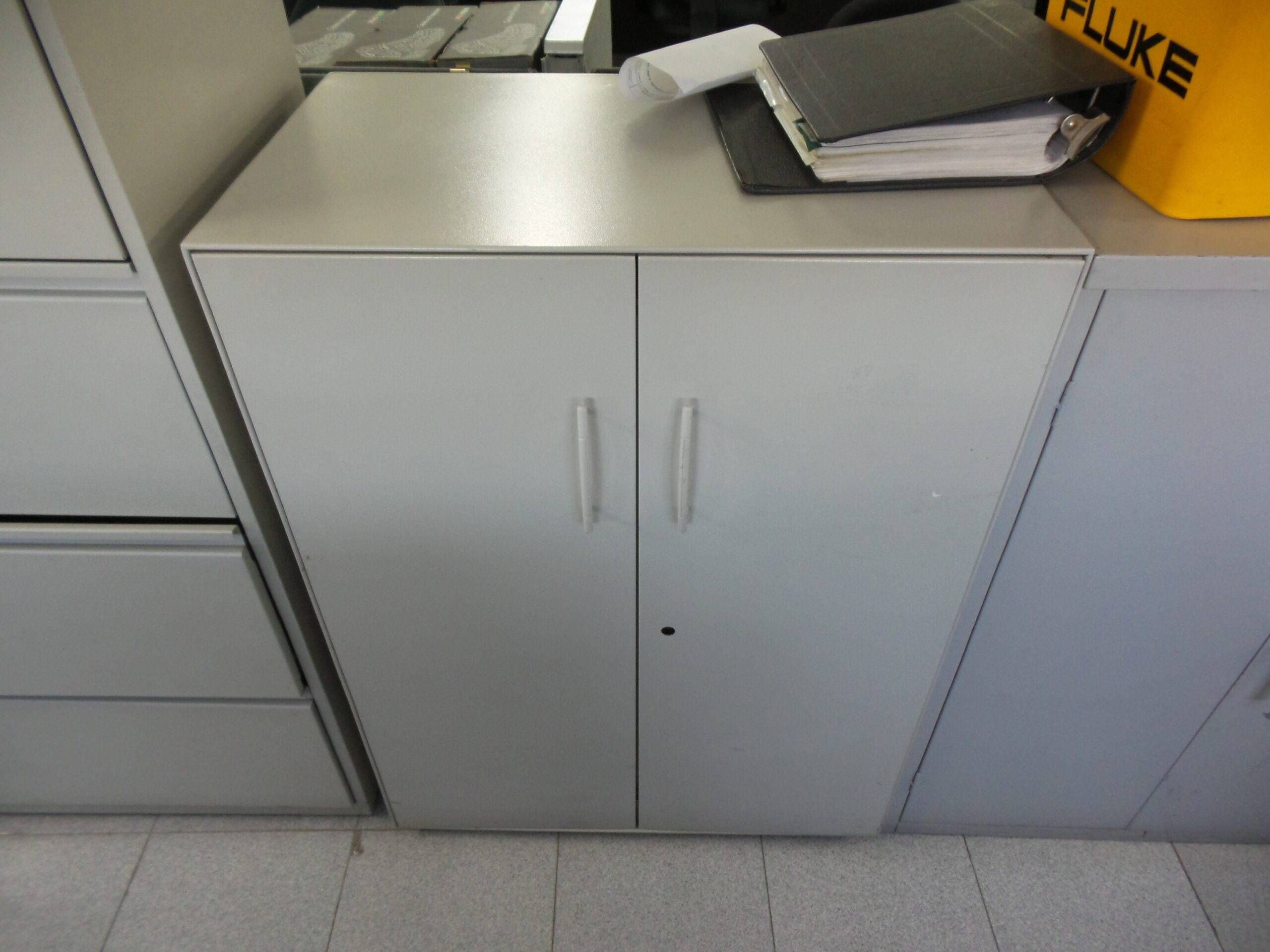 Lote 038 - Gabinete con 2 puertas color beige, media altura