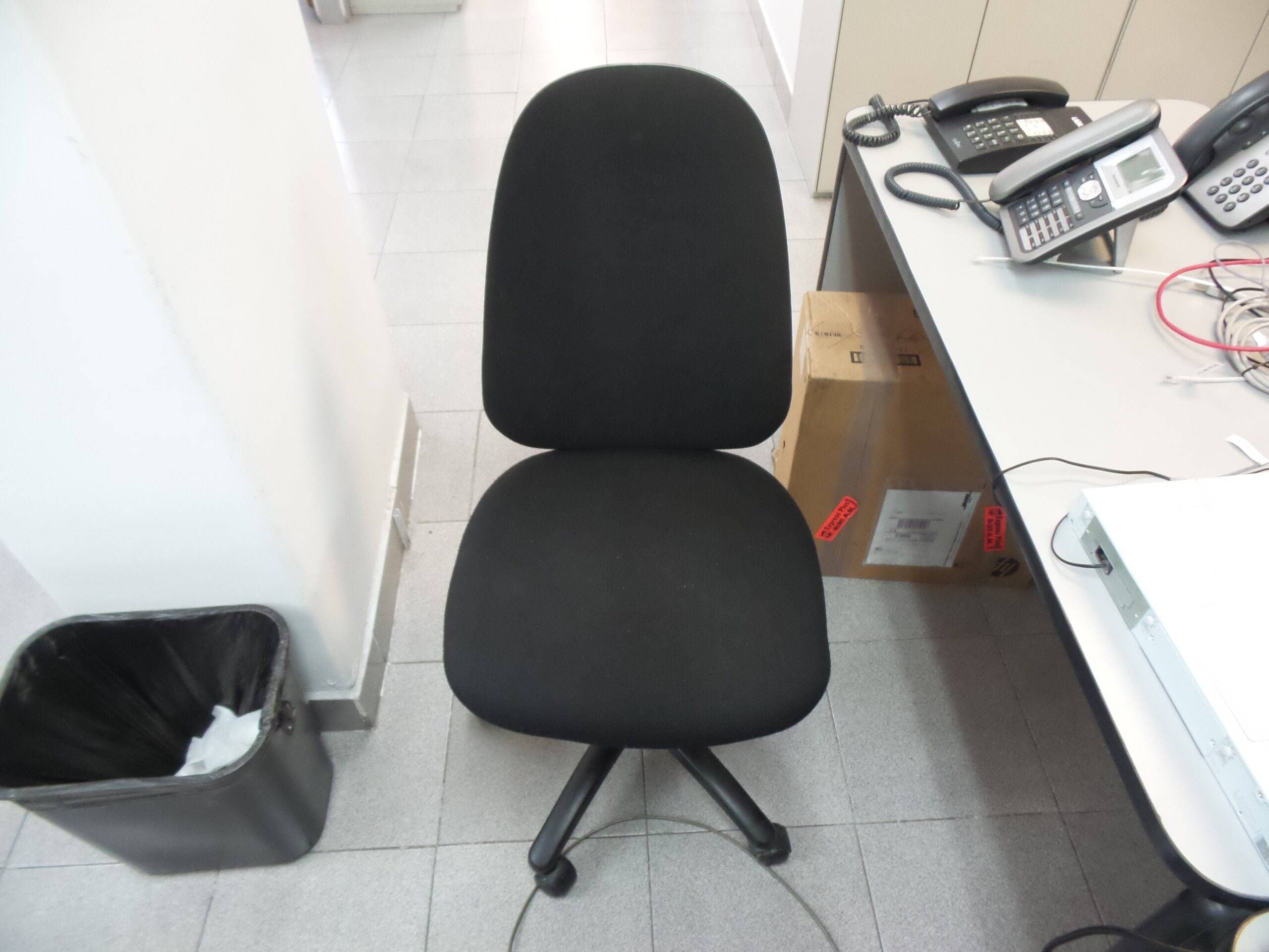 Lote 075 - 3 Sillas sin decanza brazos ( de tela color negro con ruedas )