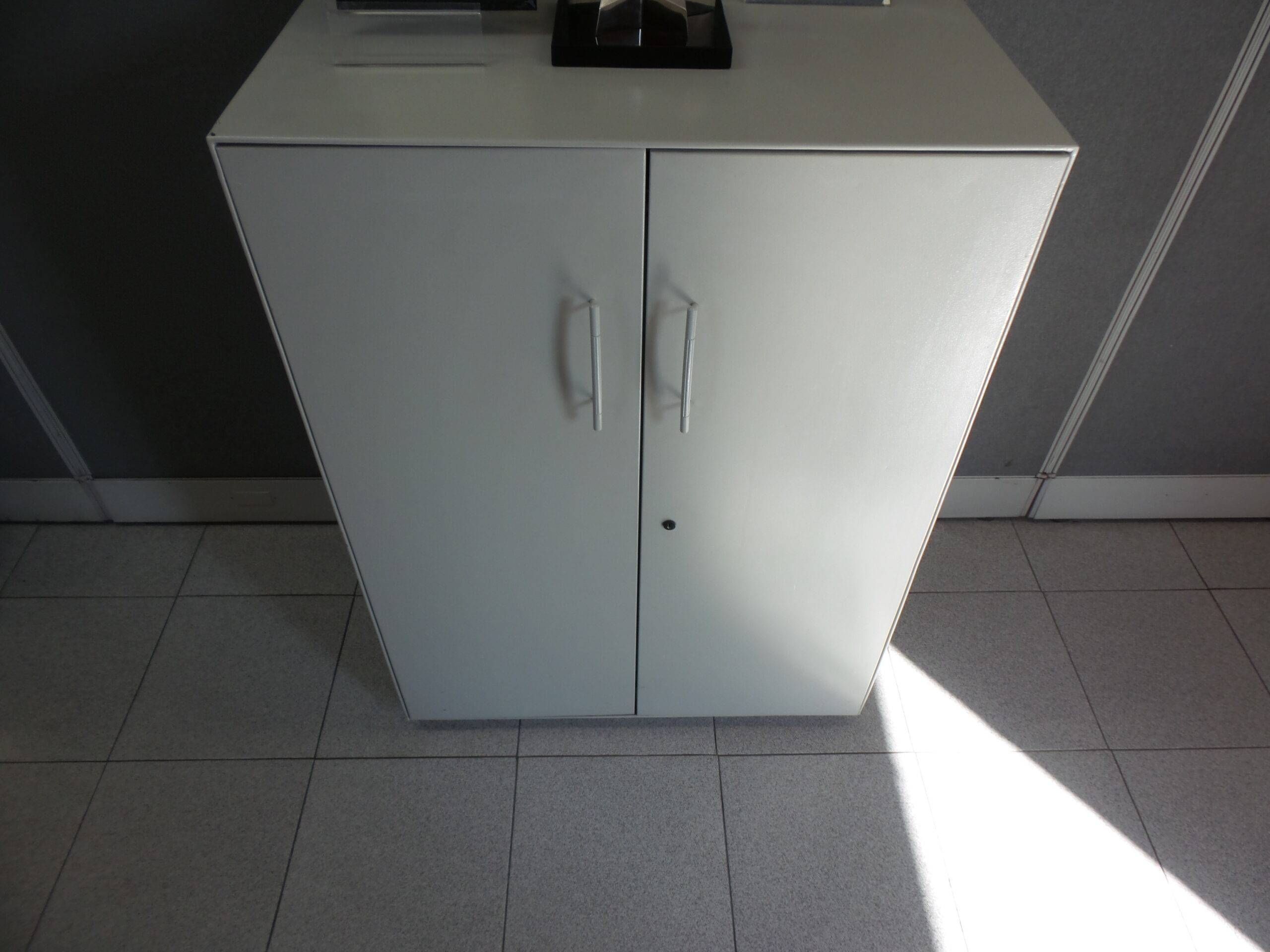 Lote 086 - 1 Gabinete con 2 puertas color beige, media altura
