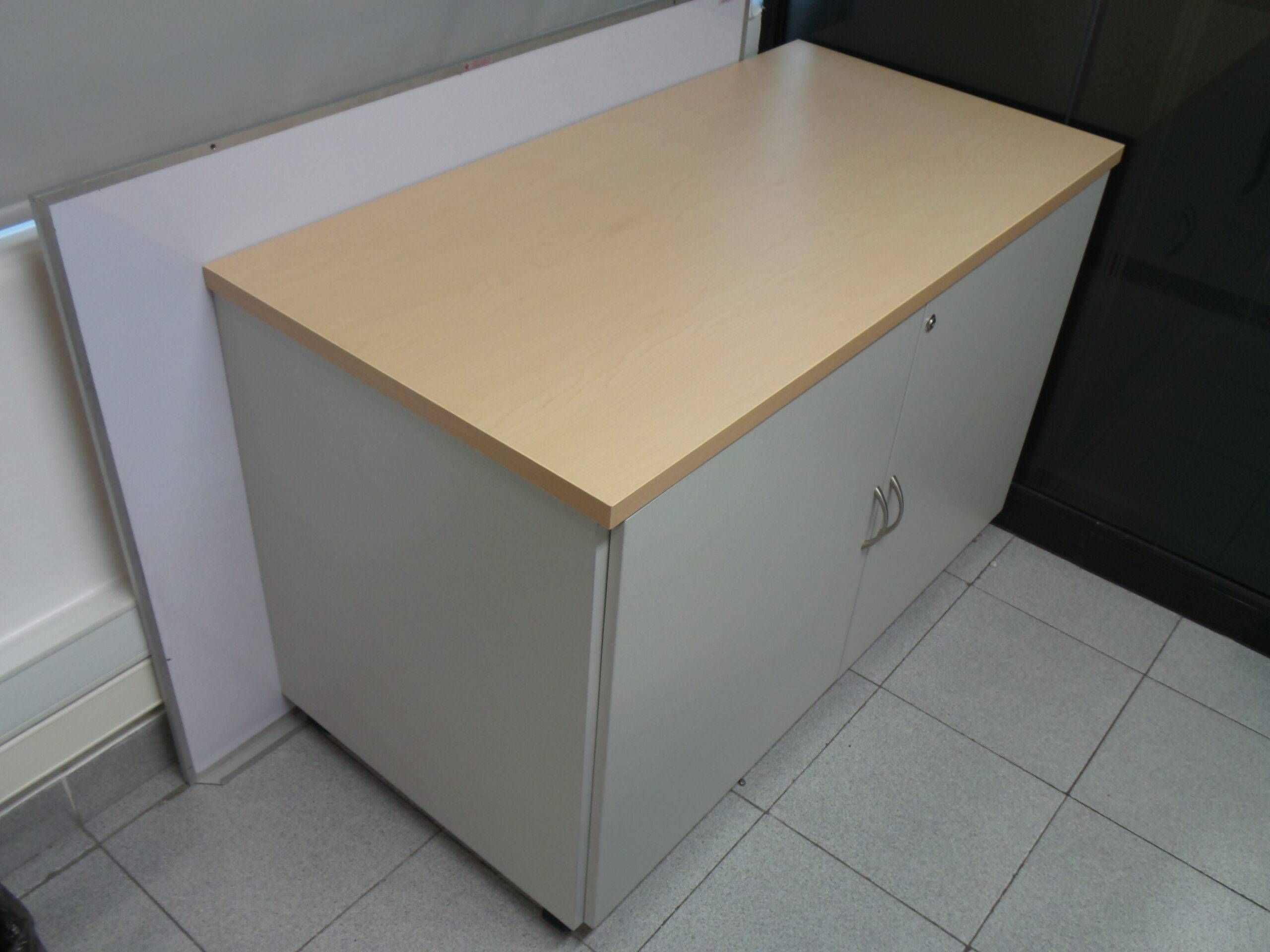 Lote 092 - Gabinete con 2 puertas color beige, media altura, parte superior de madera - Imagen 3