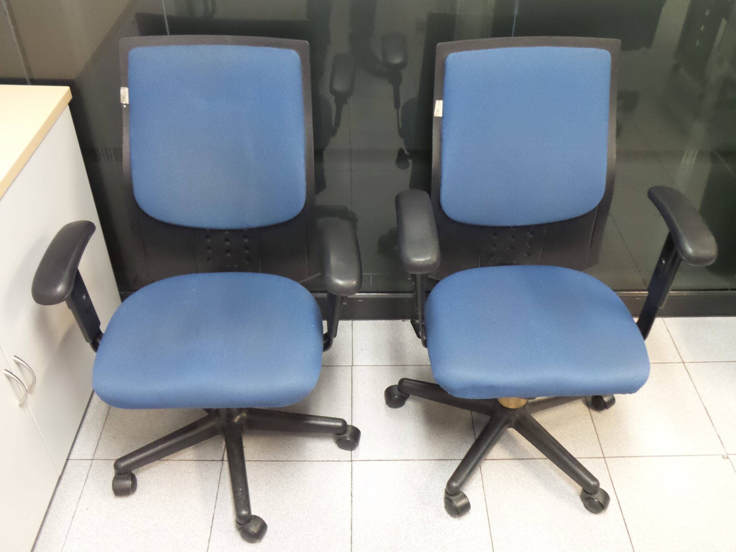 Lote 101 - 2 Sillas con decanza brazos ( respaldo alto, color azul con ruedas )