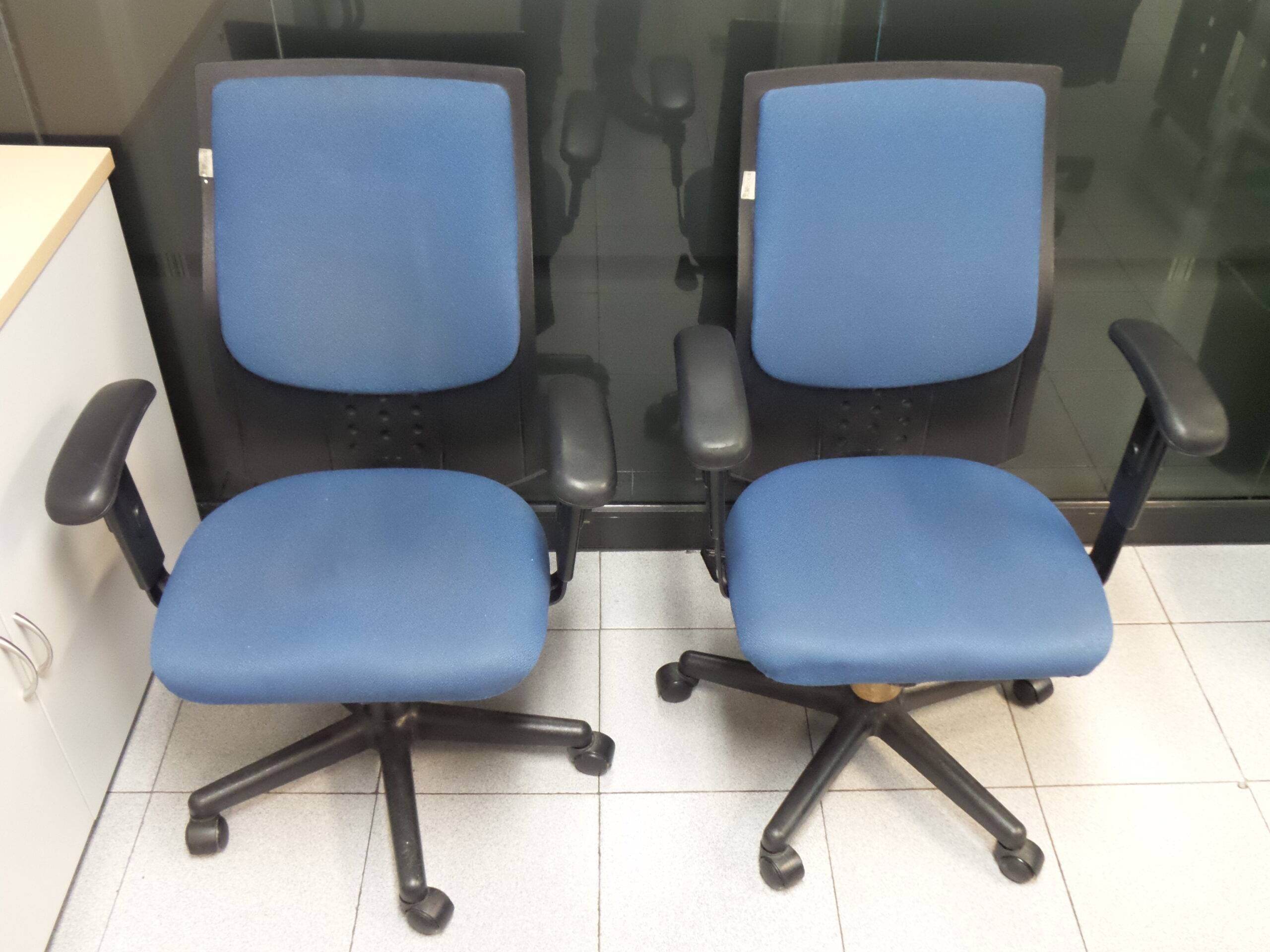 Lote 101 - 2 Sillas con decanza brazos ( respaldo alto, color azul con ruedas ) - Imagen 3