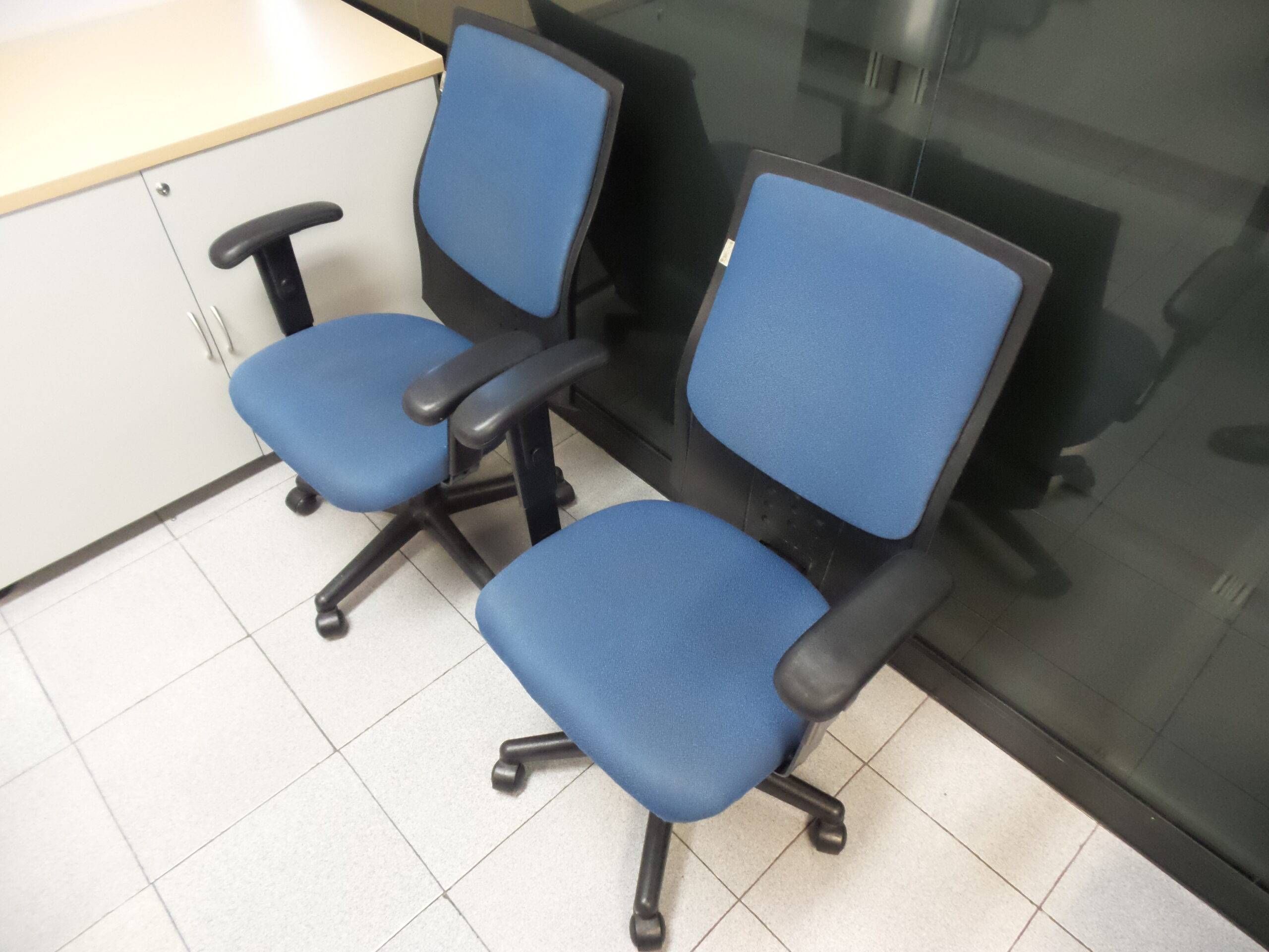 Lote 101 - 2 Sillas con decanza brazos ( respaldo alto, color azul con ruedas ) - Imagen 4