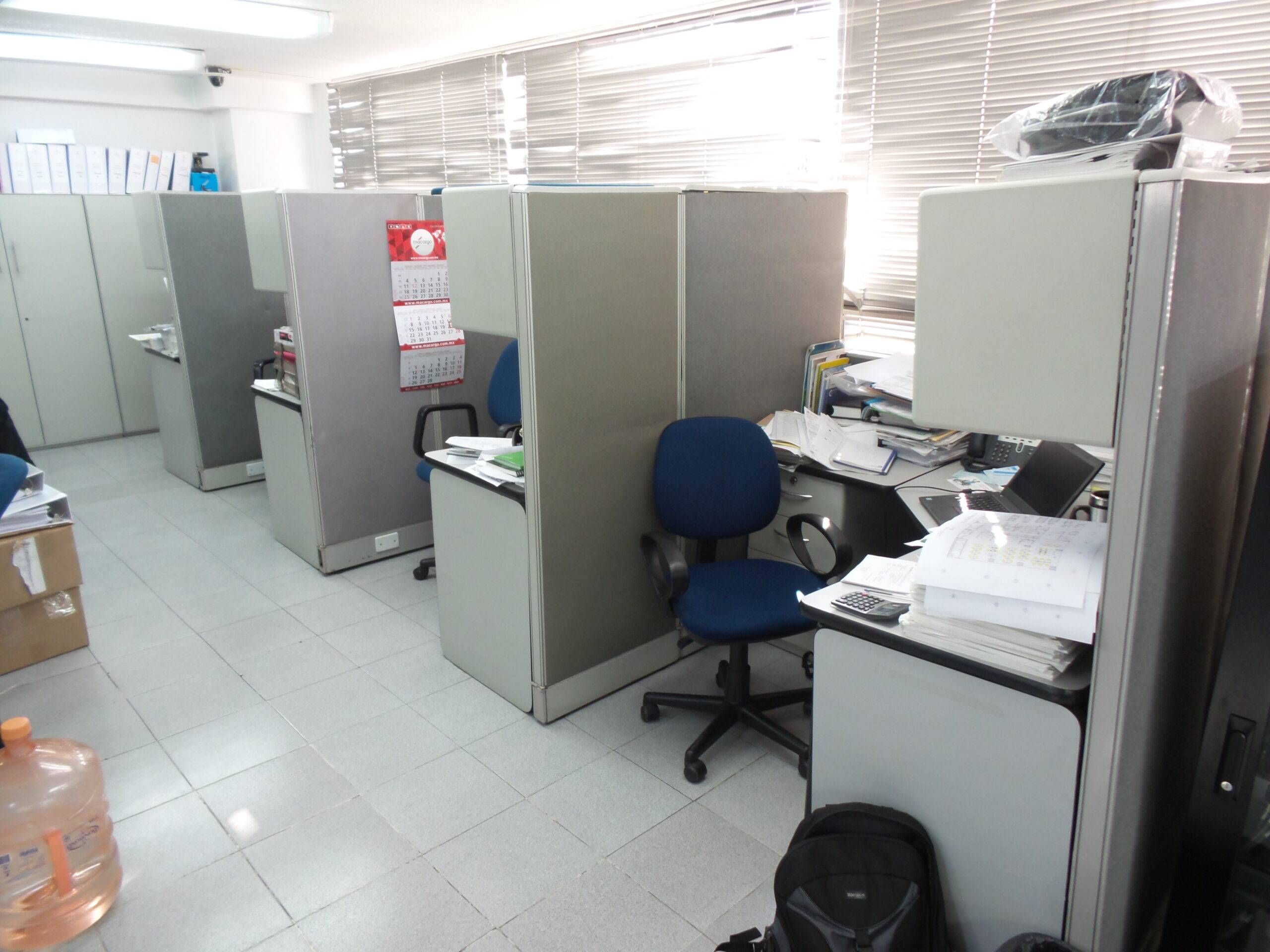 Lote 104 - Estación de trabajo para 4 personas individuales - Imagen 2