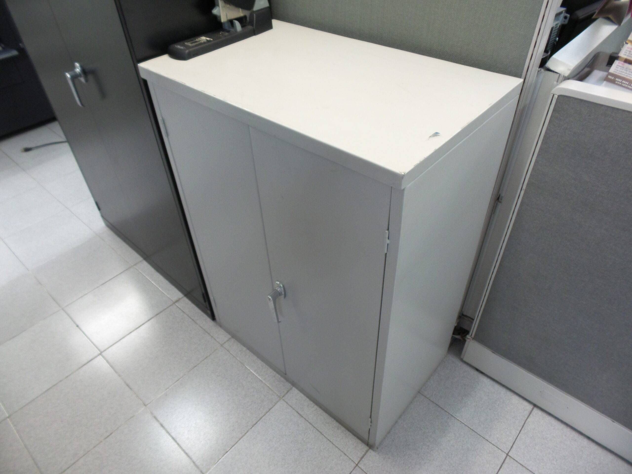 Lote 113 - 1 Gabinete con 2 puertas color beige, media altura - Imagen 3