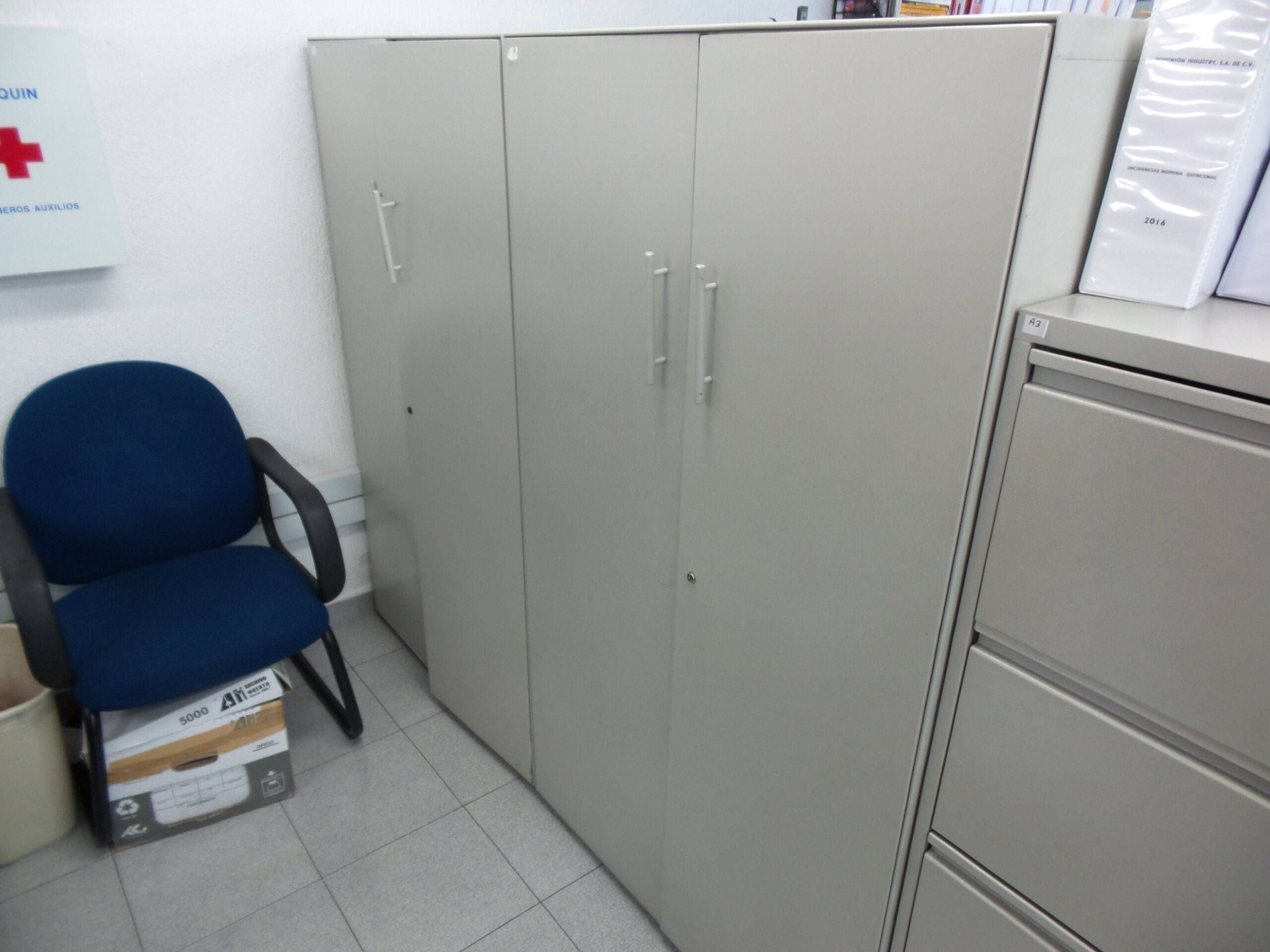 Lote 105 - 4 Gabinetes metálicos horizontales con 2 puertas y chapa - Imagen 4