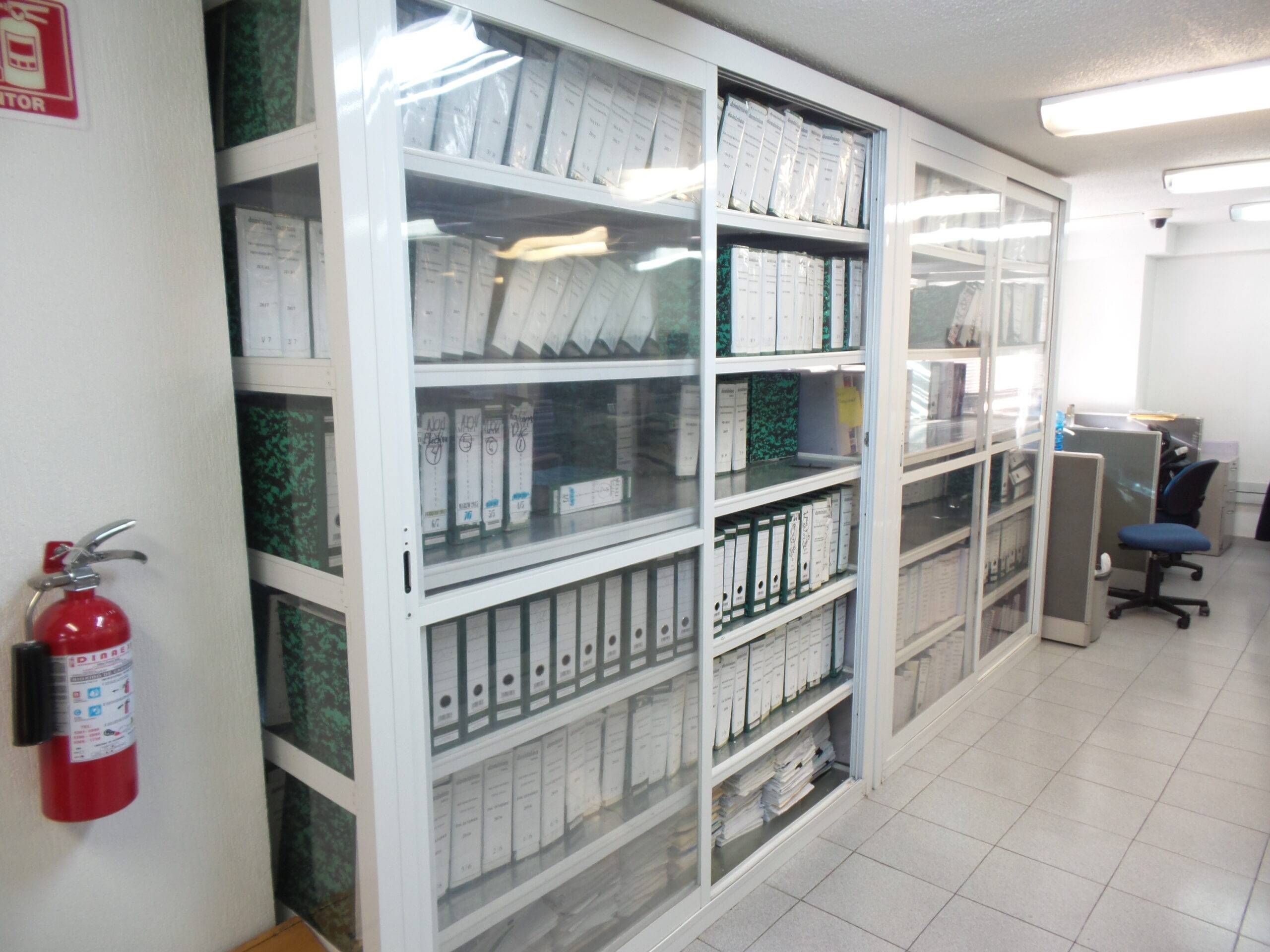 Lote 128 - Archivero con vidrio dividido en dos secciones con 2 puertas cada una - Imagen 2