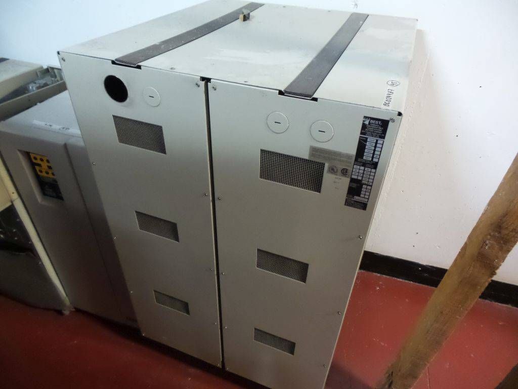 Lote 006 - Equipo eléctrico, UPS Best Power, Gabinetes y Motores - Imagen 44