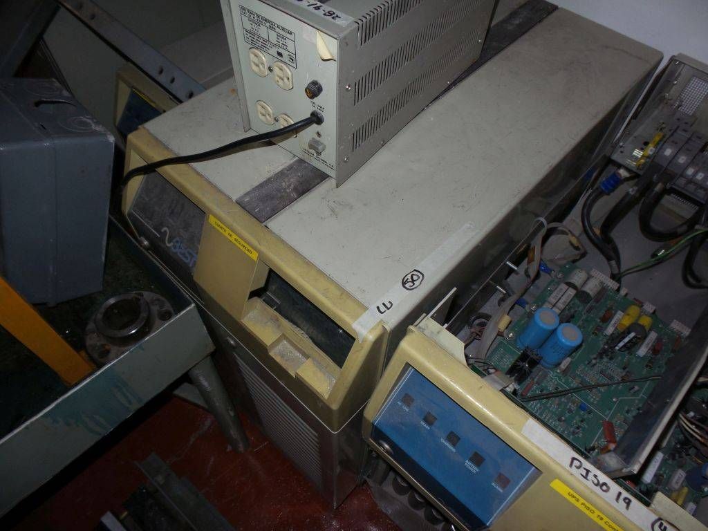 Lote 006 - Equipo eléctrico, UPS Best Power, Gabinetes y Motores - Imagen 25