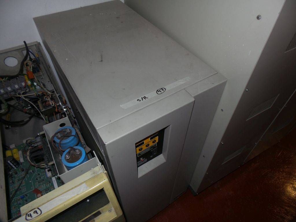 Lote 006 - Equipo eléctrico, UPS Best Power, Gabinetes y Motores - Imagen 21