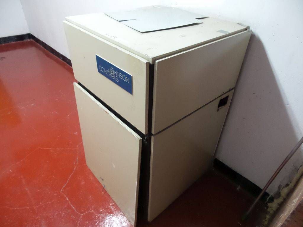 Lote 006 - Equipo eléctrico, UPS Best Power, Gabinetes y Motores - Imagen 6