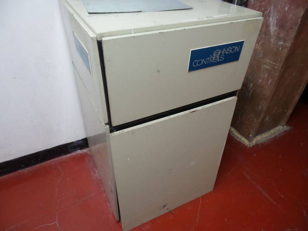 Lote 006 - Equipo eléctrico, UPS Best Power, Gabinetes y Motores - Imagen 3