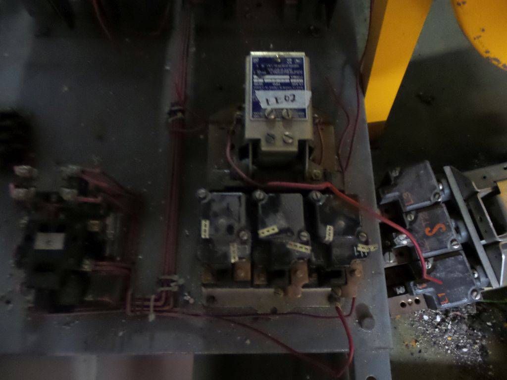 Lote 006 - Equipo eléctrico, UPS Best Power, Gabinetes y Motores - Imagen 140