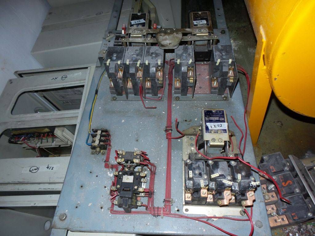 Lote 006 - Equipo eléctrico, UPS Best Power, Gabinetes y Motores - Imagen 143