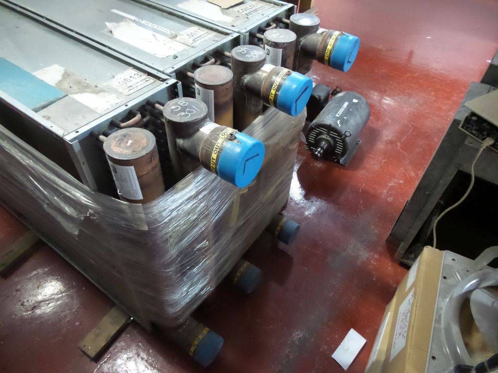 Lote 006 - Equipo eléctrico, UPS Best Power, Gabinetes y Motores - Imagen 109