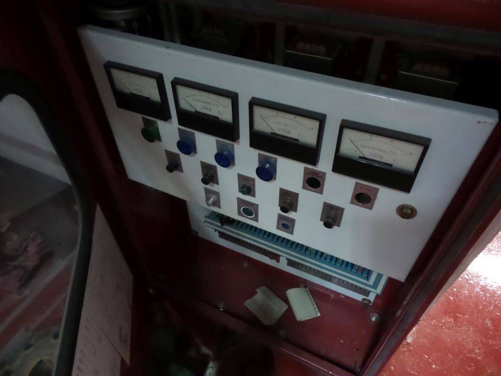 Lote 006 - Equipo eléctrico, UPS Best Power, Gabinetes y Motores - Imagen 80