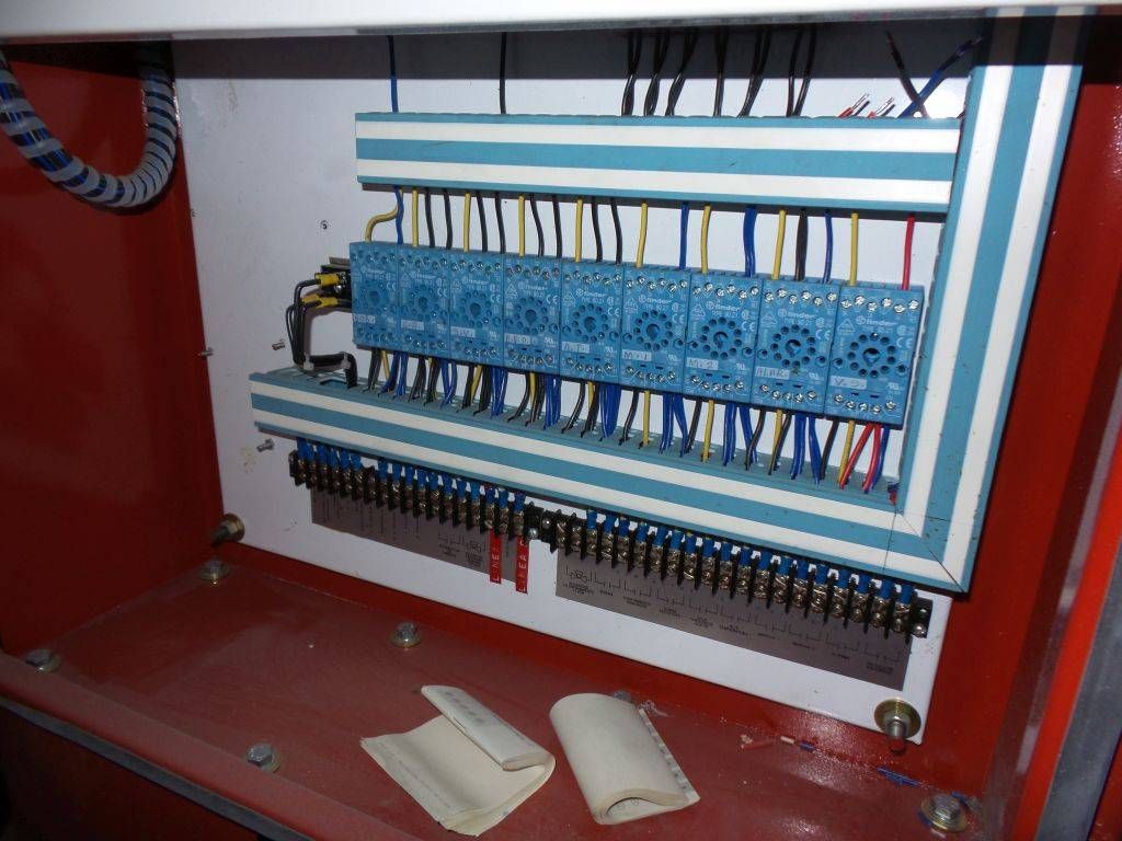 Lote 006 - Equipo eléctrico, UPS Best Power, Gabinetes y Motores - Imagen 87