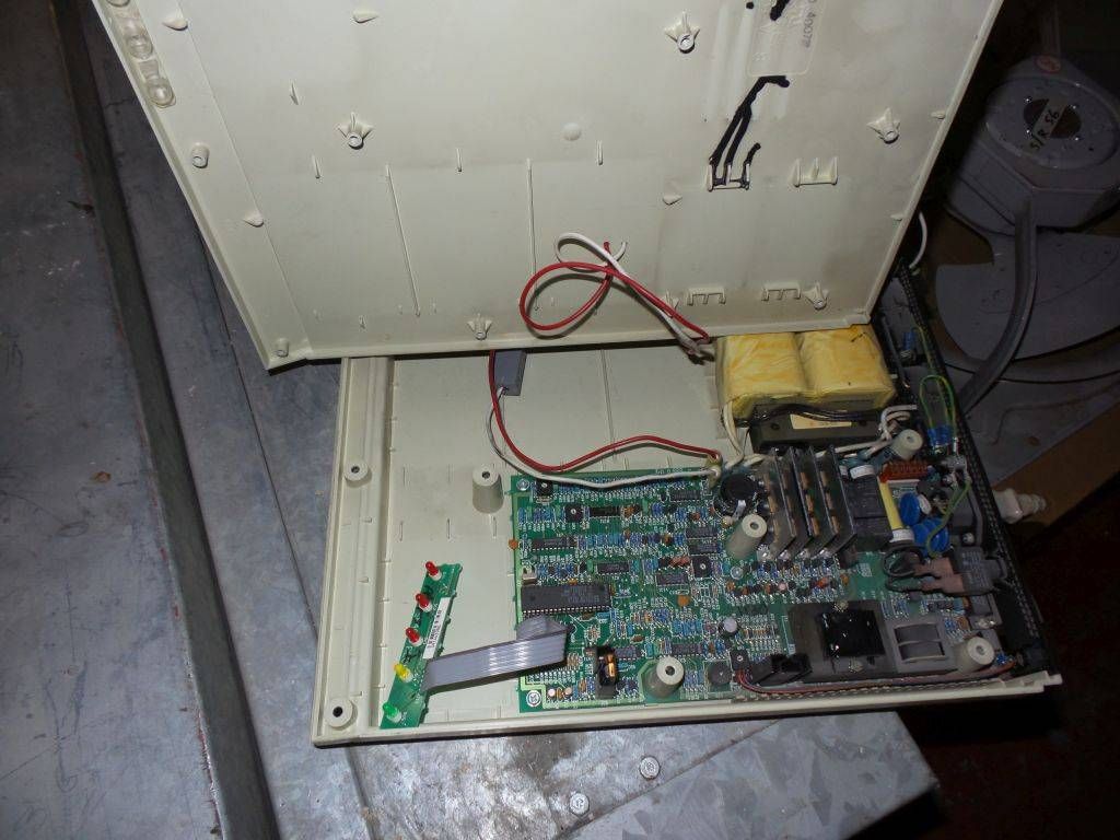 Lote 006 - Equipo eléctrico, UPS Best Power, Gabinetes y Motores - Imagen 53