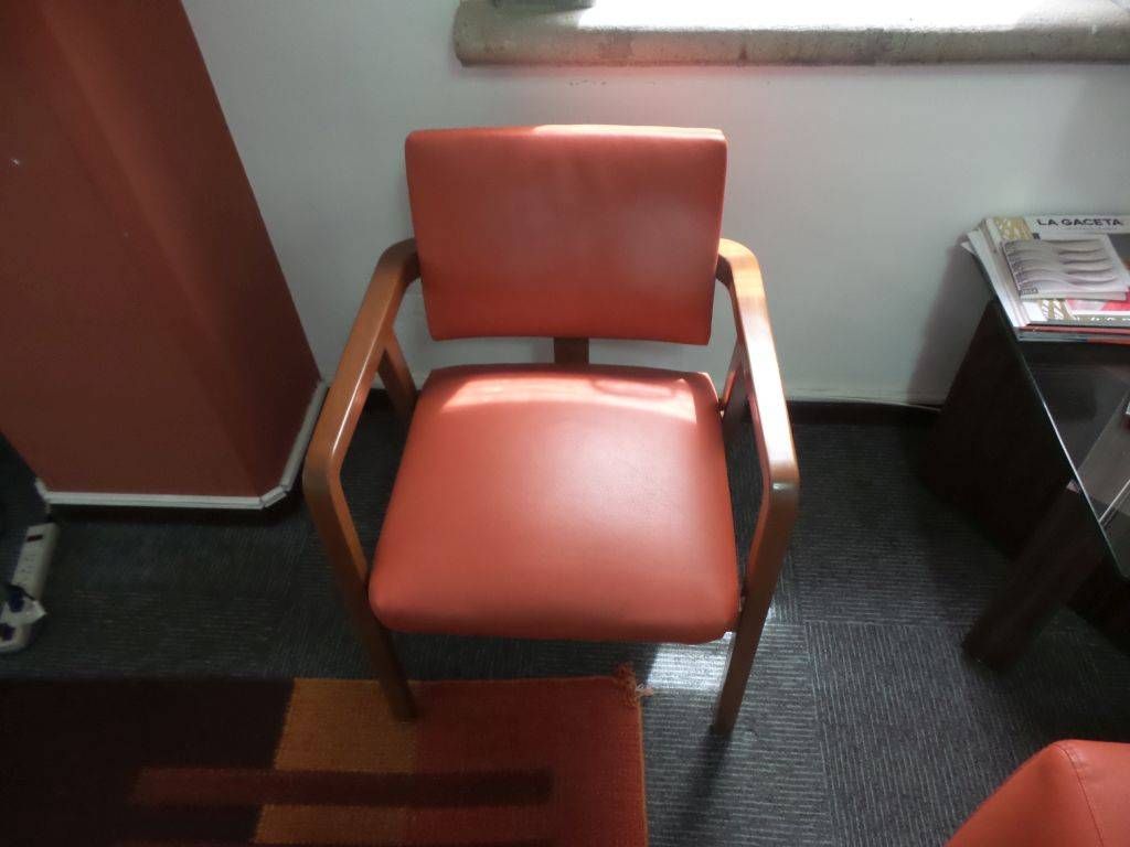 Lote 076 -5 Sillas de visita en color naranja con descansa brazos de madera