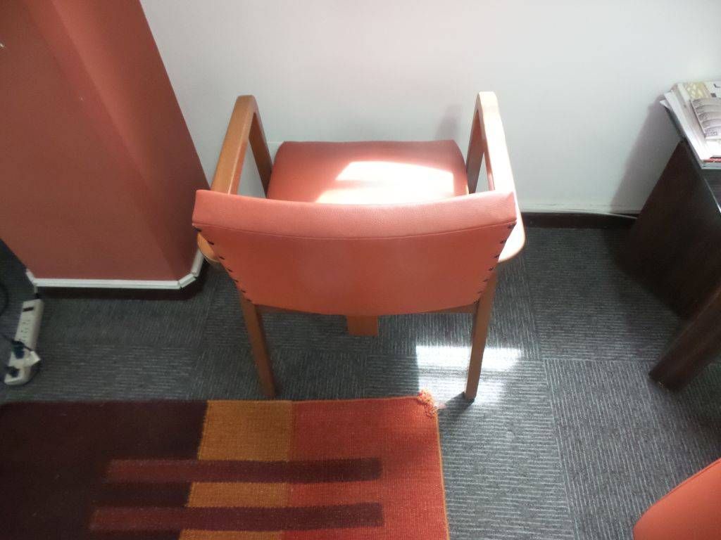 Lote 076 -5 Sillas de visita en color naranja con descansa brazos de madera - Imagen 7