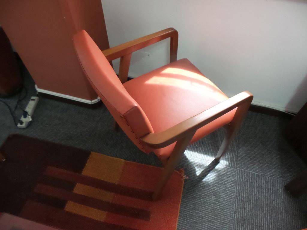 Lote 076 -5 Sillas de visita en color naranja con descansa brazos de madera - Imagen 2
