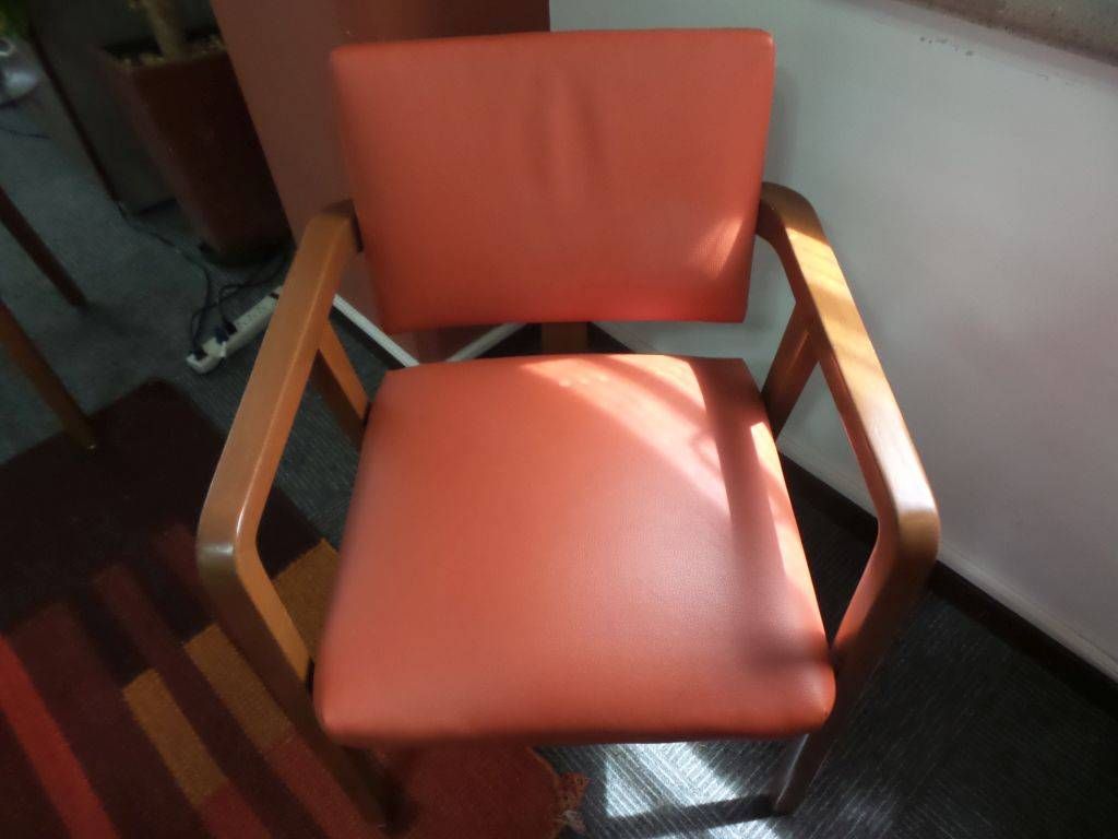 Lote 076 -5 Sillas de visita en color naranja con descansa brazos de madera - Imagen 4