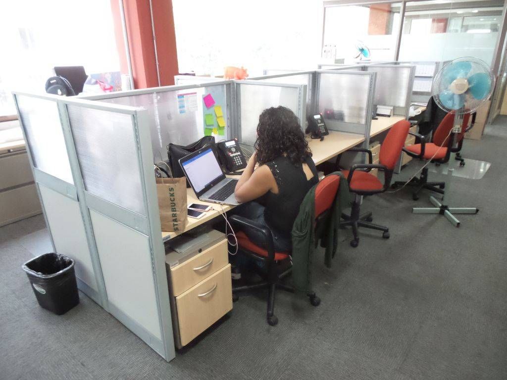 Lote 013 - Estación de trabajo para 9 personas con 9 archiveros chicos de dos cajones - Imagen 2