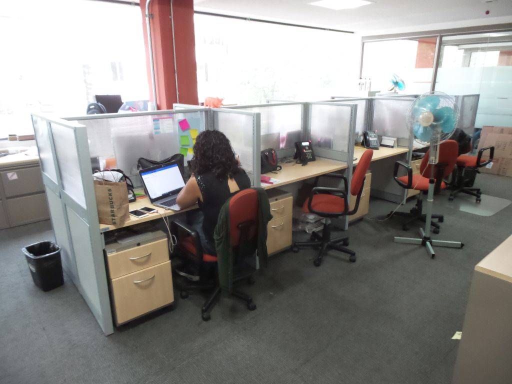 Lote 013 - Estación de trabajo para 9 personas con 9 archiveros chicos de dos cajones - Imagen 3