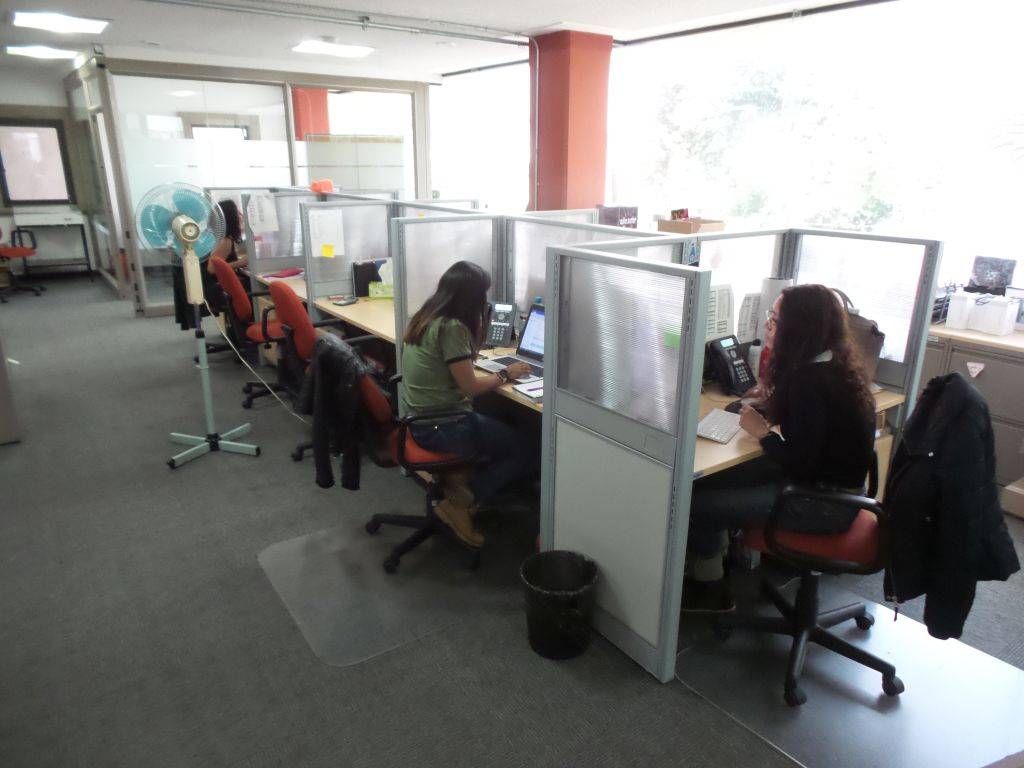 Lote 013 - Estación de trabajo para 9 personas con 9 archiveros chicos de dos cajones - Imagen 7