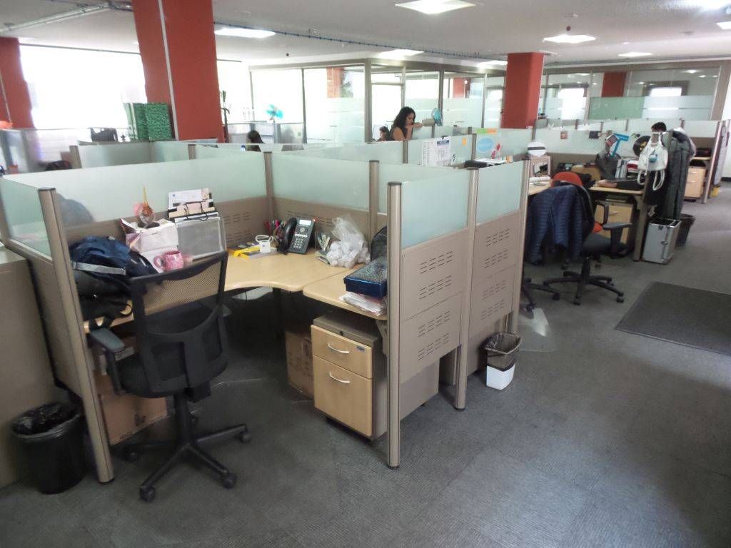 Lote 015 - Estación de trabajo para 16 personas con 16 archiveros chicos de dos cajones - Imagen 17