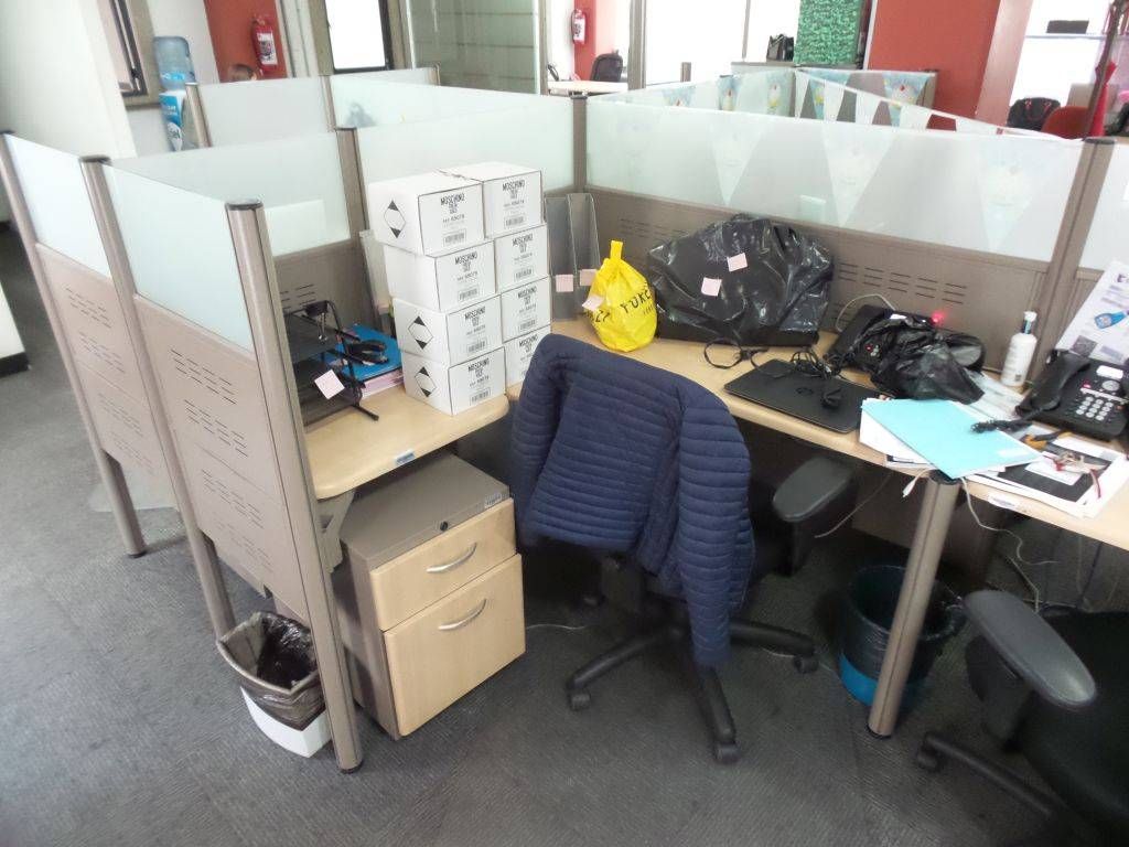 Lote 015 - Estación de trabajo para 16 personas con 16 archiveros chicos de dos cajones - Imagen 16
