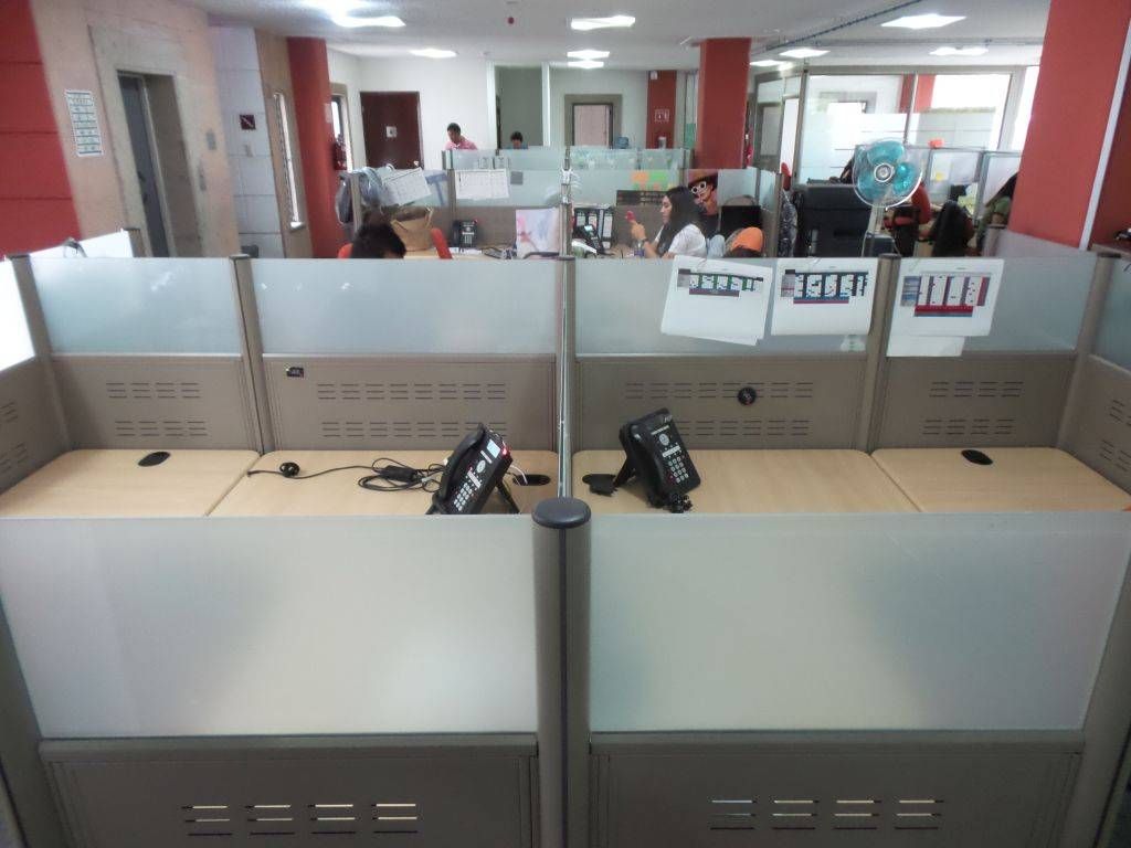 Lote 015 - Estación de trabajo para 16 personas con 16 archiveros chicos de dos cajones - Imagen 12
