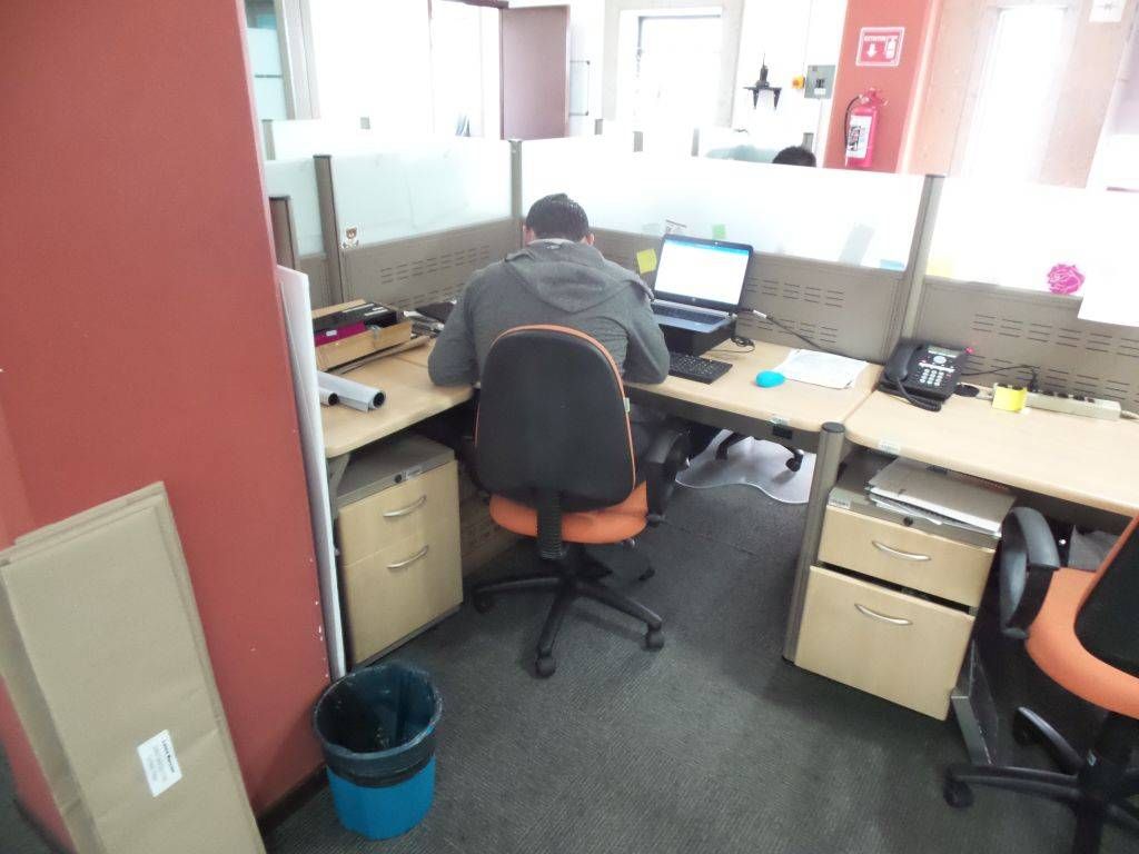 Lote 015 - Estación de trabajo para 16 personas con 16 archiveros chicos de dos cajones - Imagen 14