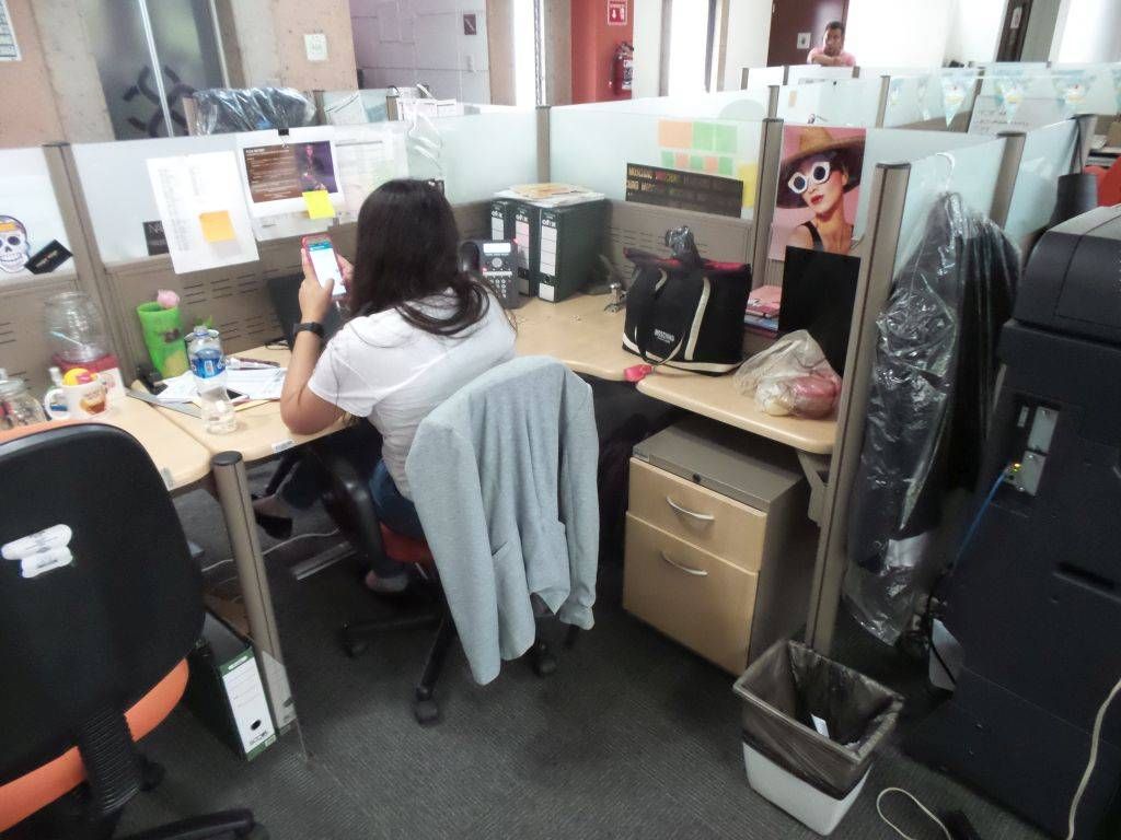 Lote 013 - Estación de trabajo para 9 personas con 9 archiveros chicos de dos cajones - Imagen 10