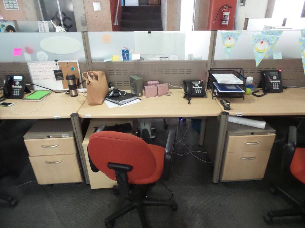 Lote 013 - Estación de trabajo para 9 personas con 9 archiveros chicos de dos cajones - Imagen 8