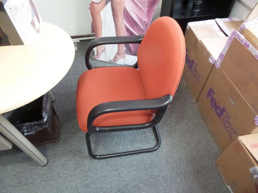 Lote 089 - 4 Sillas operativas tipo trineo de tela color naranja con descansa brazos
