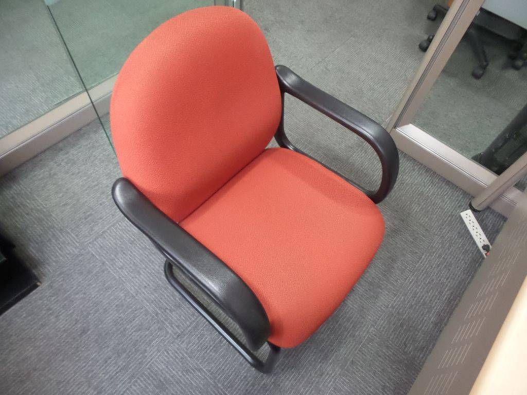 Lote 068 - 4 Sillas operativas tipo trineo de tela color naranja con descansa brazos - Imagen 5