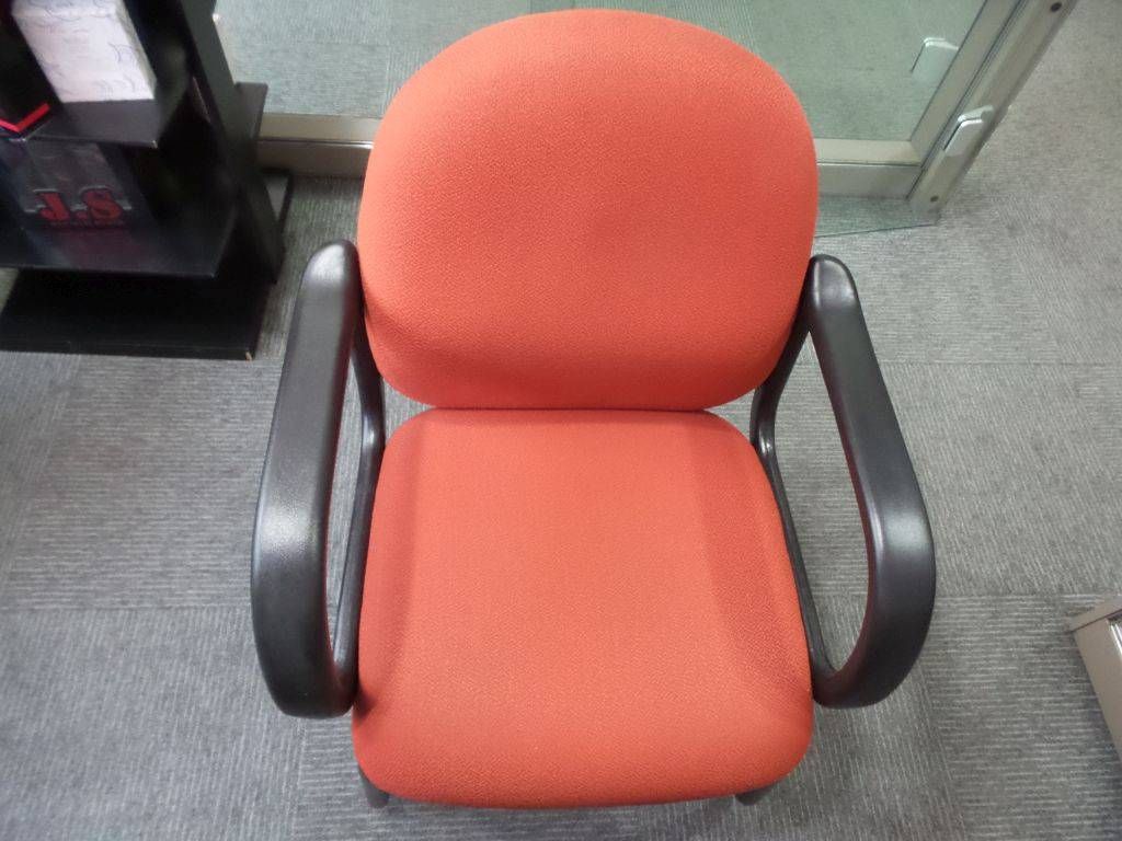 Lote 089 - 4 Sillas operativas tipo trineo de tela color naranja con descansa brazos - Imagen 4
