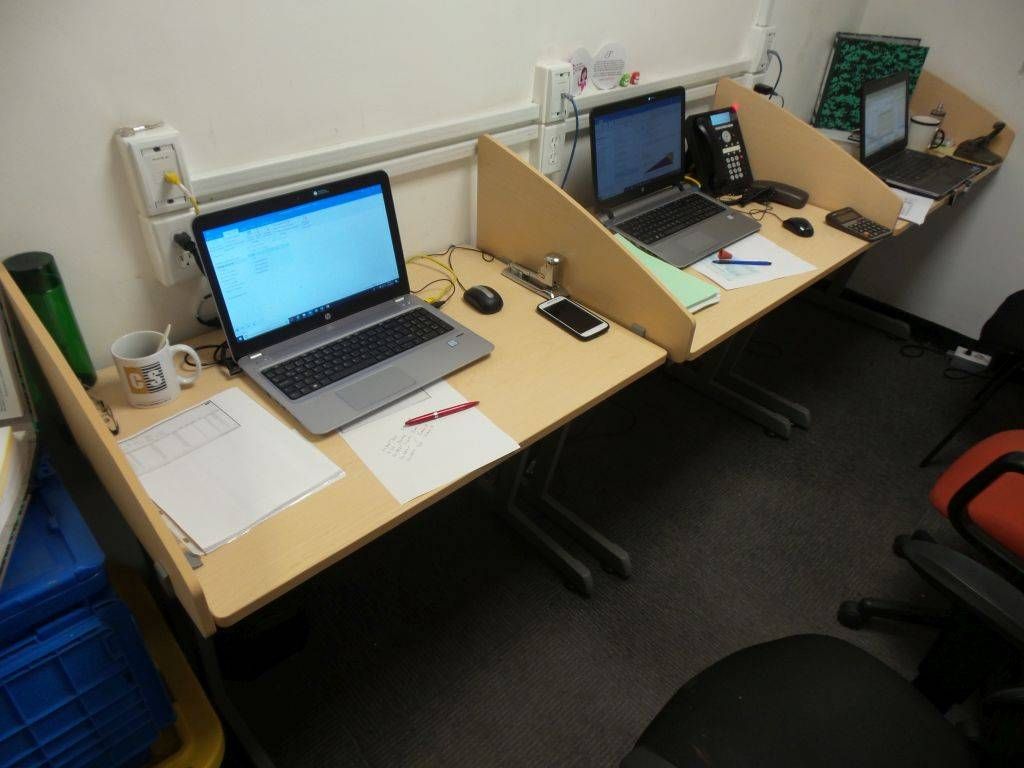 Lote 044 - Estación de trabajo para 3 personas con dos archiveros - Imagen 4
