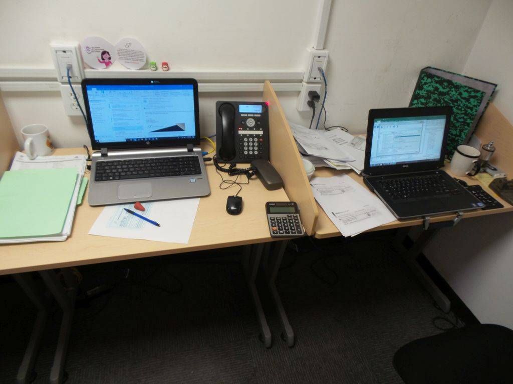 Lote 044 - Estación de trabajo para 3 personas con dos archiveros - Imagen 3