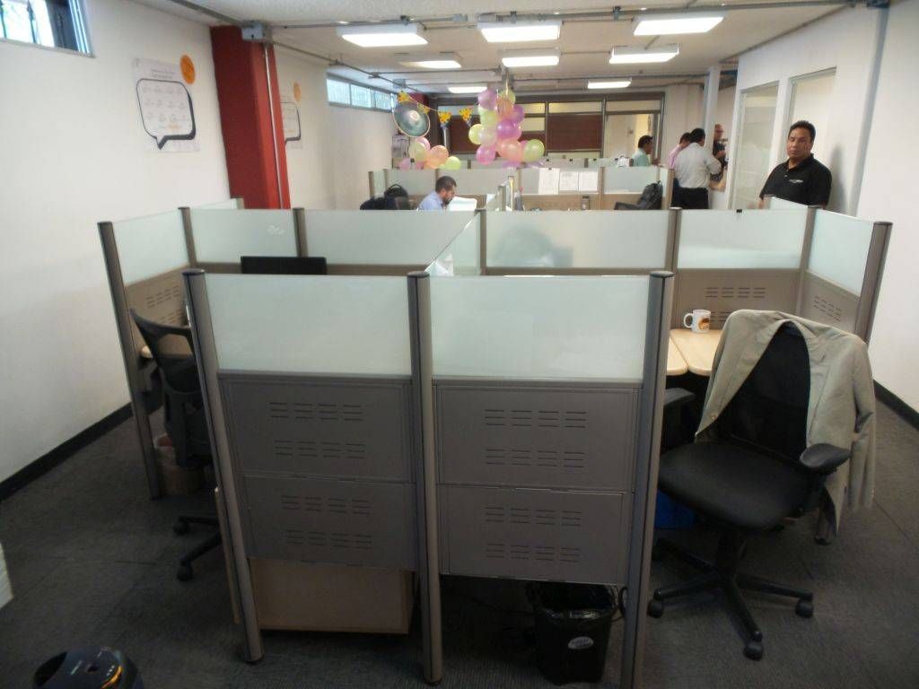 Lote 058 - Estación de trabajo para 14 personas con 14 archiveros de dos cajones - Imagen 2