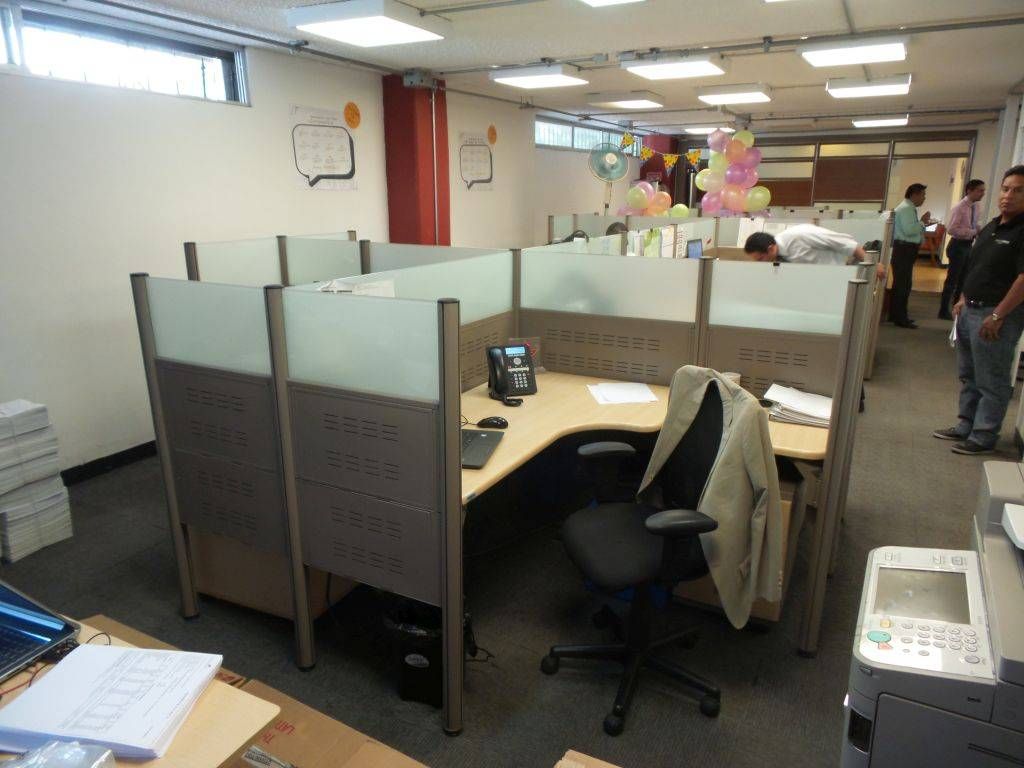 Lote 058 - Estación de trabajo para 14 personas con 14 archiveros de dos cajones