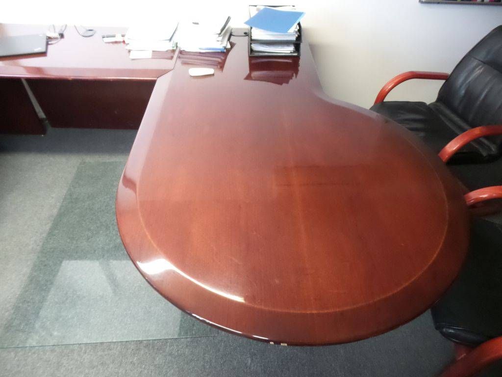 Lote 001 - Escritorio de madera en forma de herradura con dos archiveros de tres cajones - Imagen 3