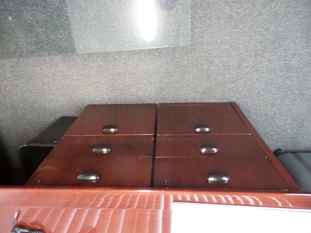 Lote 001 - Escritorio de madera en forma de herradura con dos archiveros de tres cajones - Imagen 7