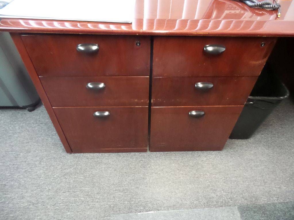 Lote 001 - Escritorio de madera en forma de herradura con dos archiveros de tres cajones - Imagen 8