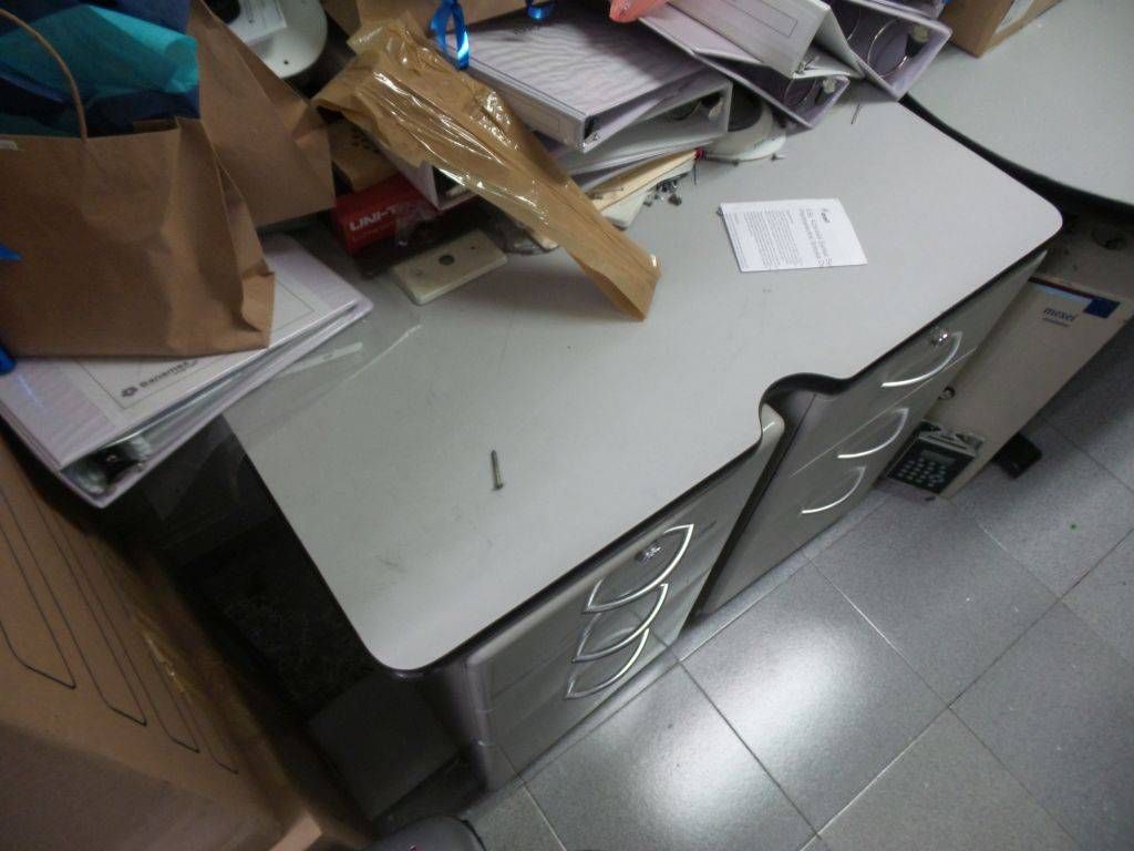 Lote 141 - 3 Mesas de trabajo y dos archiveros chicos de tres cajones - Imagen 5