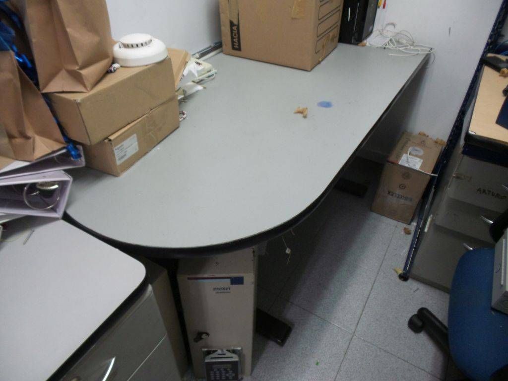 Lote 141 - 3 Mesas de trabajo y dos archiveros chicos de tres cajones - Imagen 3